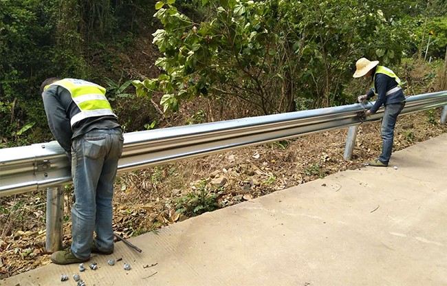 临夏高速公路护栏的定期维护与保养